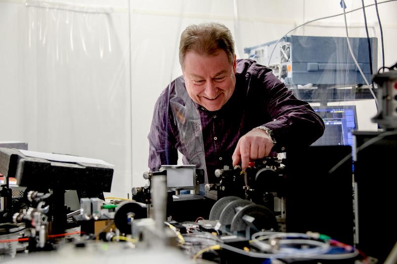 Das Foto (© RUB/Marquard) zeigt Prof. Martin Hofmann bei der Entwicklung von Spin-Lasern für das Reinhart-Koselleck-Projekt.